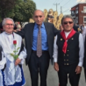 Il presidente dell'associazione jelsese di Montreal, Andrea Passarelli, e signori in costume tradizionale