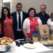 Con i consiglieri comunali della città di Ercolano, il presidente dell'Associazione culturale campana Gina Fabiano, e il segretario della stessa associazione, Tony Marcantonio nel corso della degustazione di prodotti campani DOP.